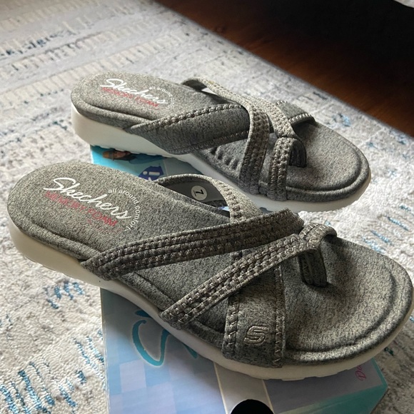Sketchers Gray Memory Foam Flip Flops. NWB. Size 7 - Picture 3 of 5